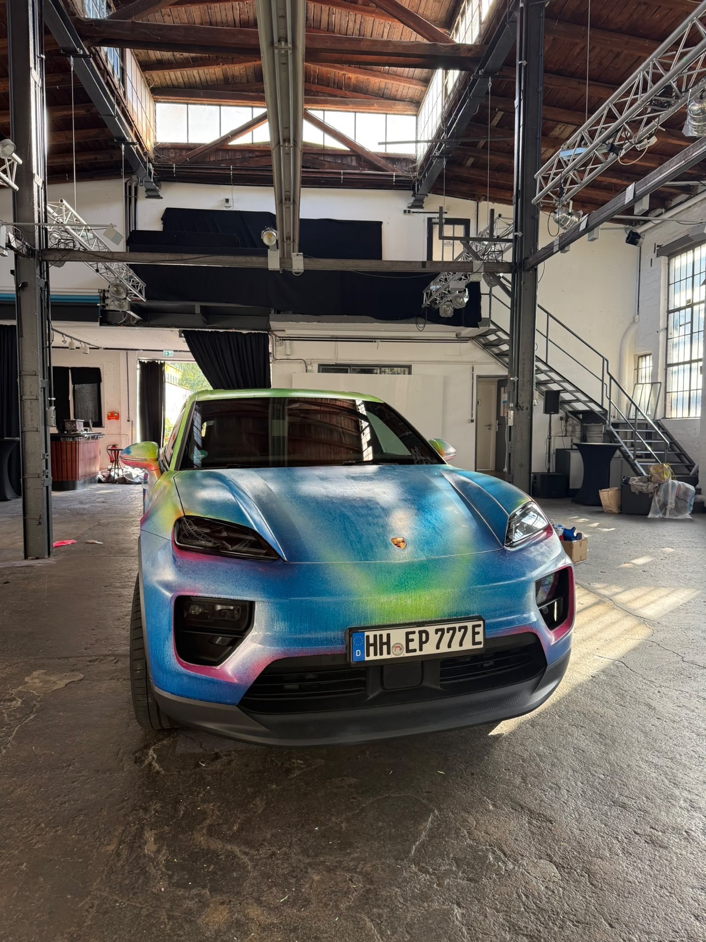 Der fertige, handbemalte Porsche Macan „Ocean Drive“