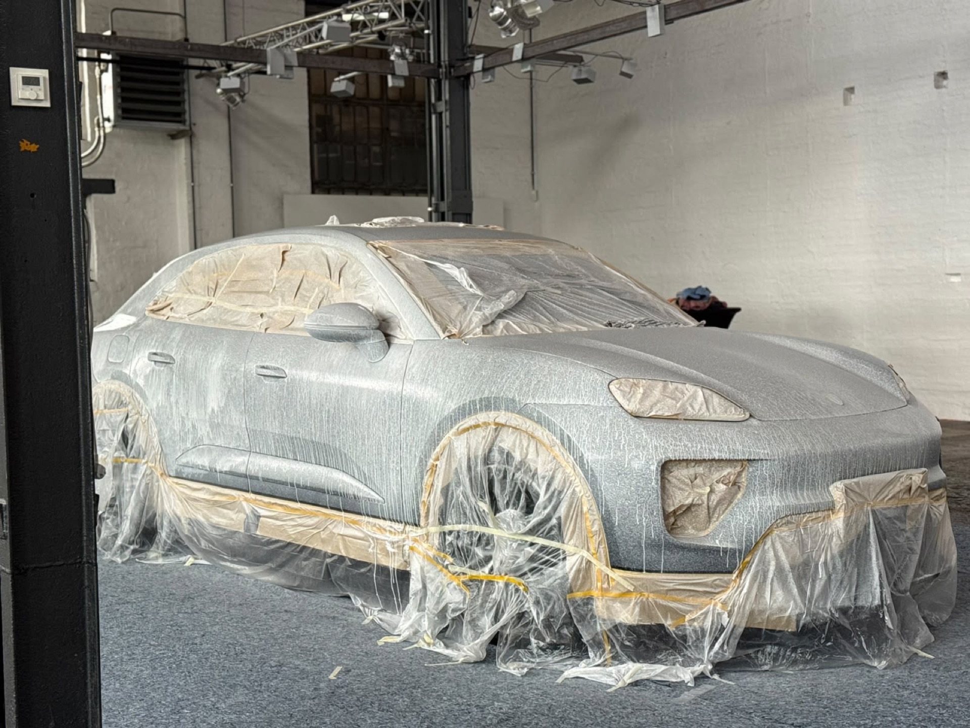 Der Porsche Macan im silbernen Ausgangszustand