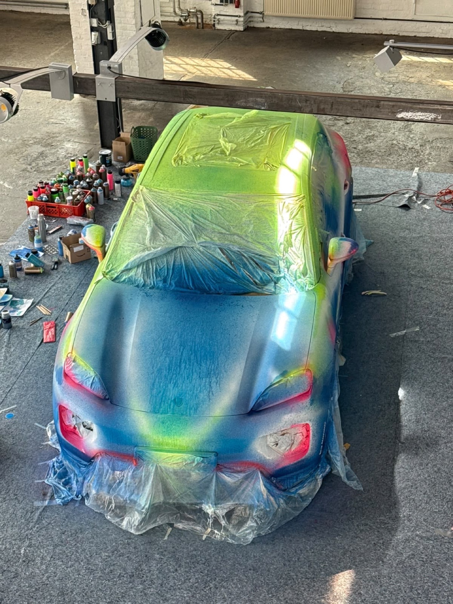 Der Porsche Macan vollständig abgeklebt zur Vorbereitung der Lackierung