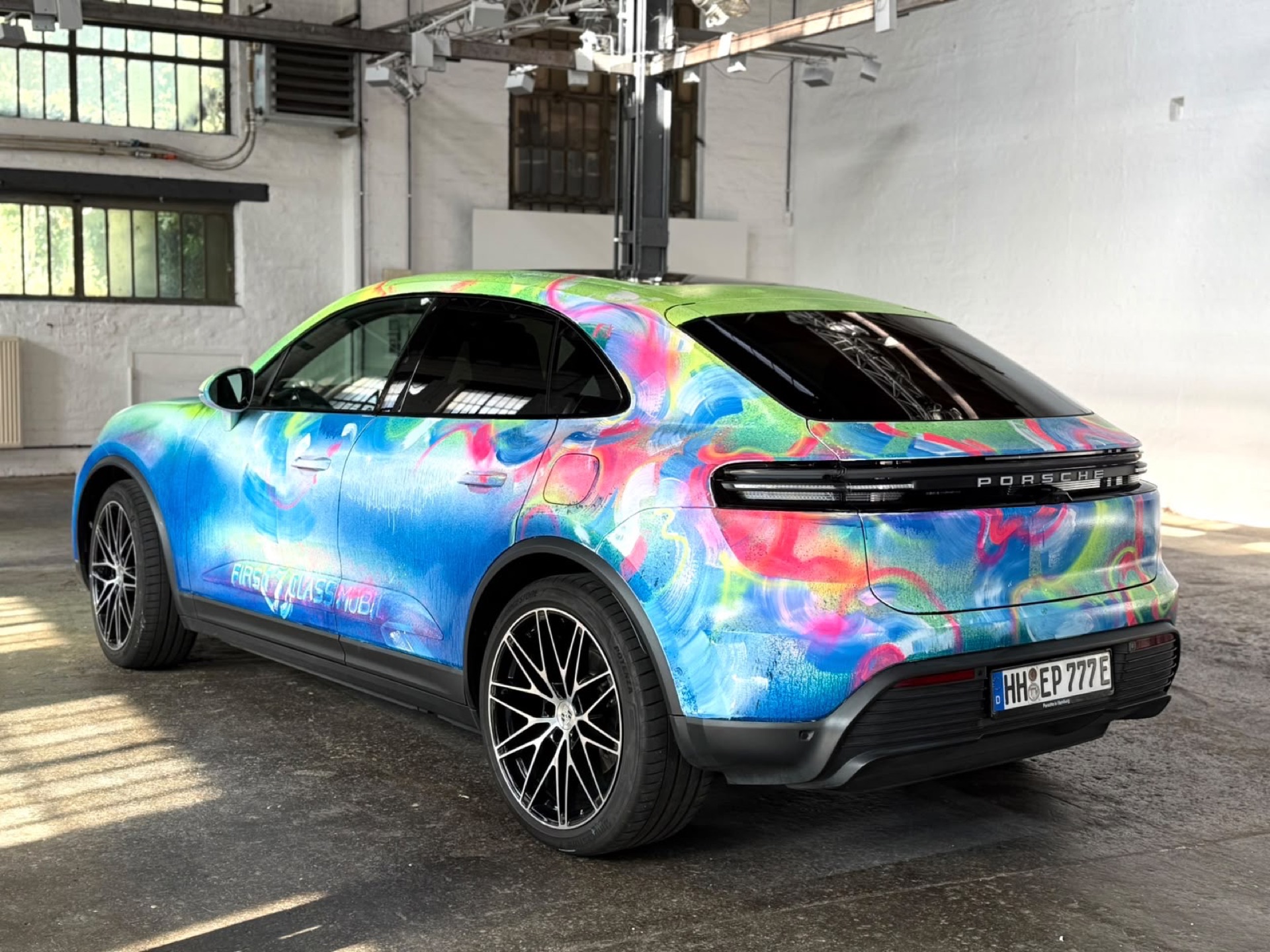Der fertige, handbemalte Porsche Macan Ocean Drive